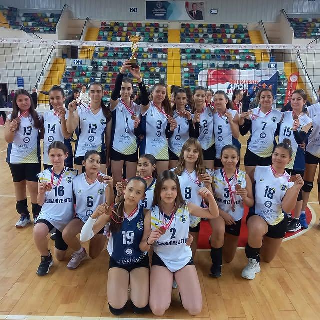 Burhaniye Ören Spor Kulübü Midi Kız Voleybol Takımı, Balıkesir'de Dördüncü Oldu