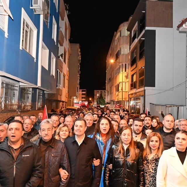 Balıkesir Belediye Başkanı Akın, İftar Sofrası ve Demokrasi Yürüyüşüyle Hemşehrilerle Buluştu