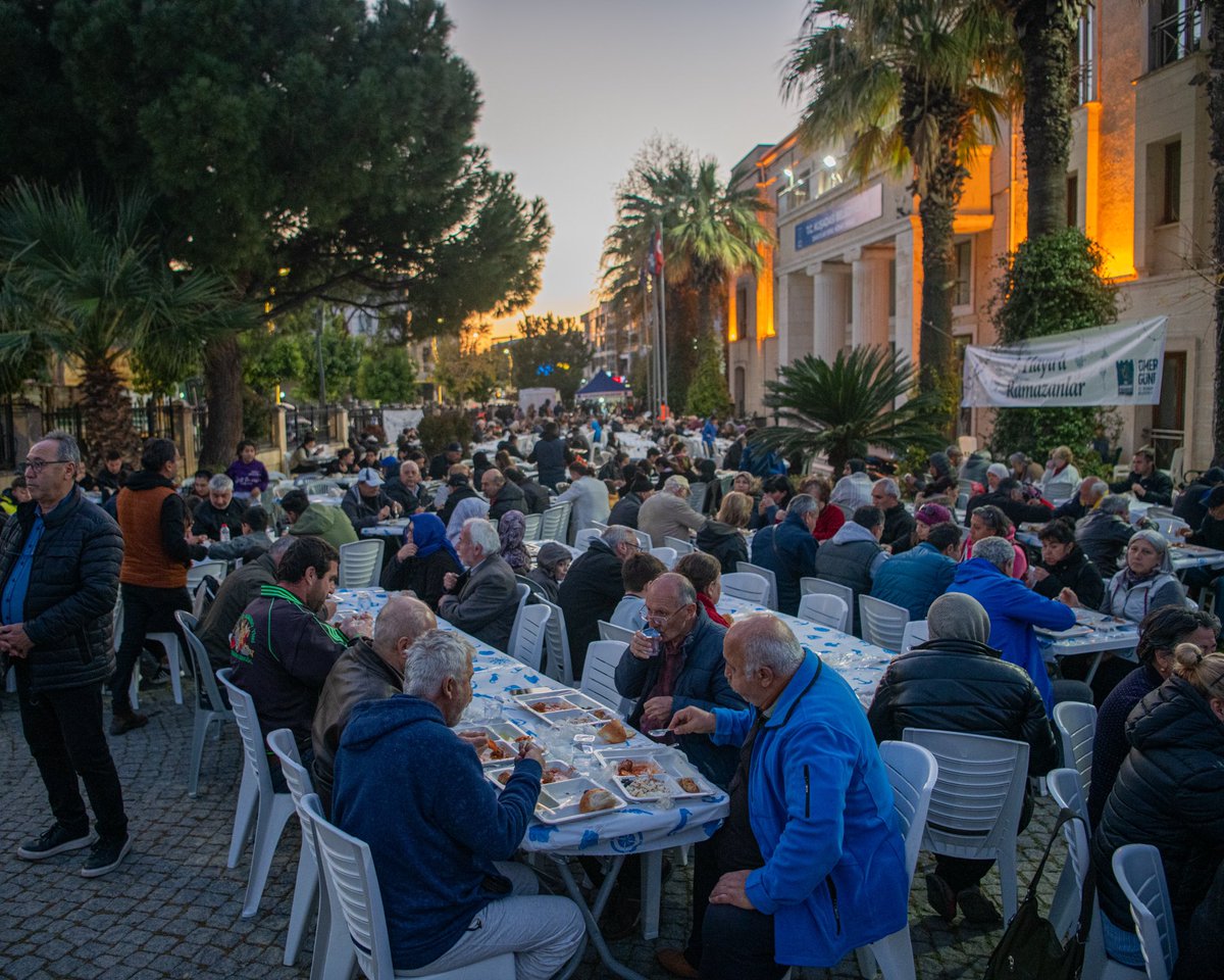 Kuşadası Belediyesi, Ramazan İftar Sofralarıyla Vatandaşlarla Buluşmaya Devam Ediyor