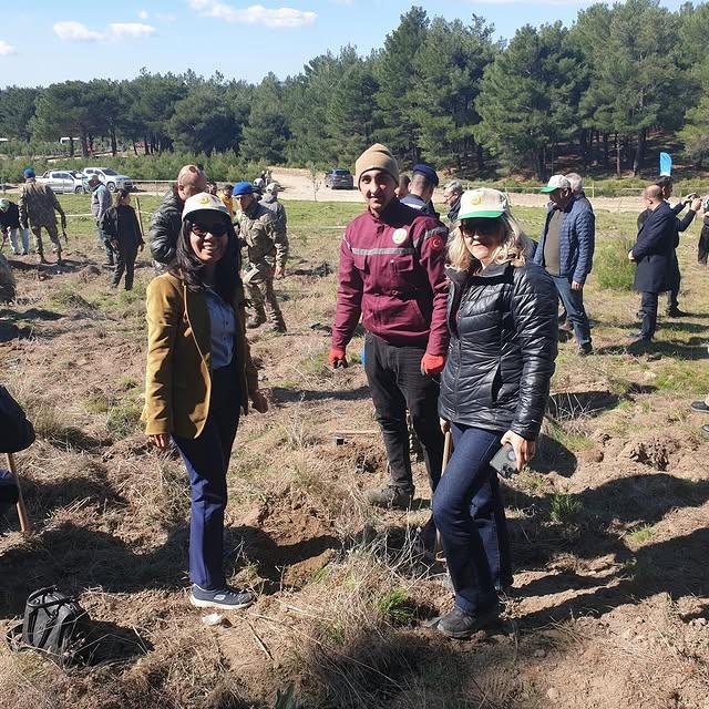 Balıkesir'de Gençler, Dünya Ormancılık Günü'nde Yüzlerce Fidanı Toprağa Dikti