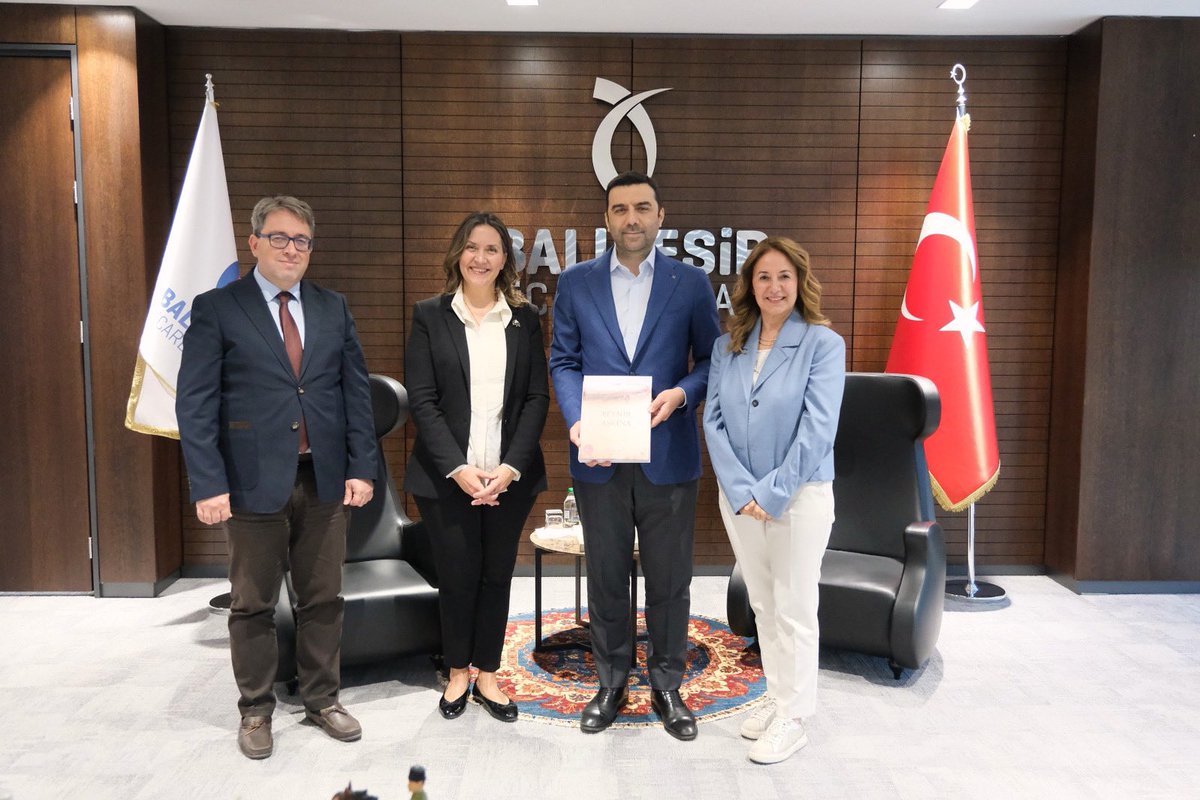 Balıkesir'in Tarihi ve Kültürel Mirasını Anlatan Yazarlar, Ticaret Odası Başkanı'nı Ziyaret Etti