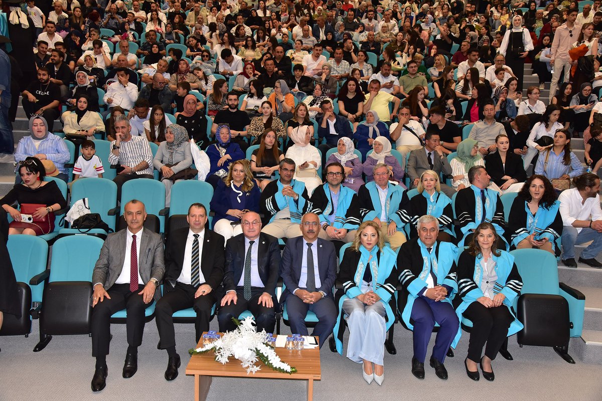 Balıkesir Meslek Yüksekokulu Mezuniyet Töreniyle Yeni Hayata Açılan Kapılar