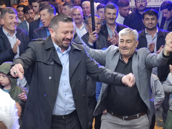 AK Parti Balıkesir İl Başkanı, Sındırgı'da Bir Düğün Törenine Katıldı