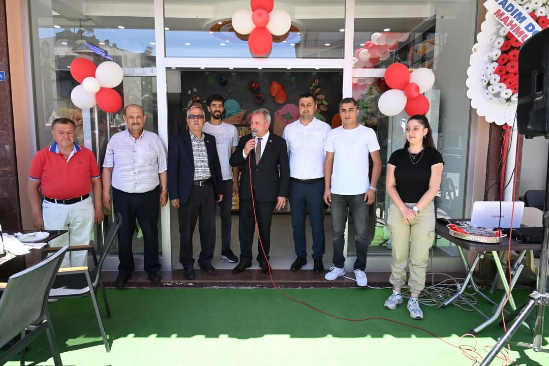 Salihli'de Yeni Bir İş Yeri Açıldı: Öz Maraş Dondurma Kapılarını Müşterilerine Açtı