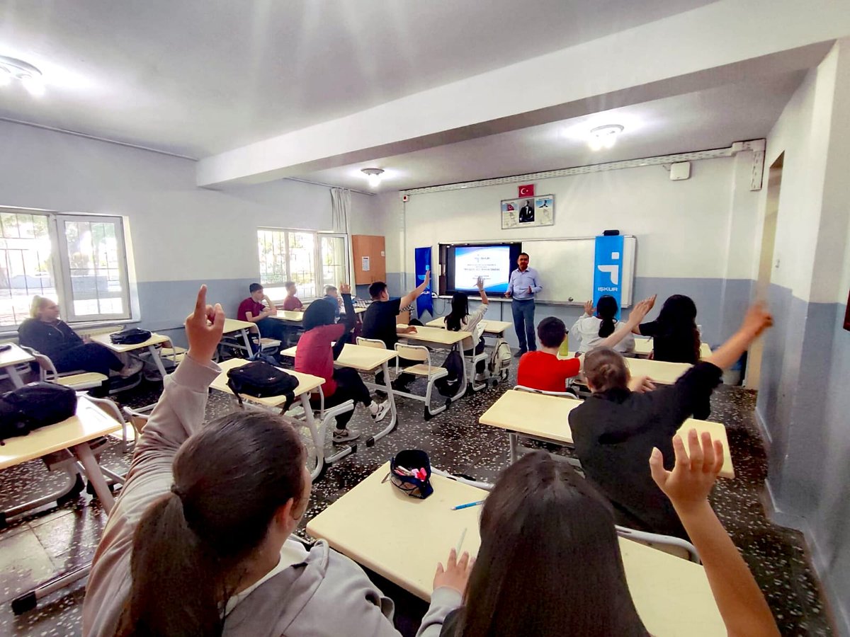 Manisa İŞKUR'dan Ortaokul Öğrencilerine Meslek Seçimi Semineri