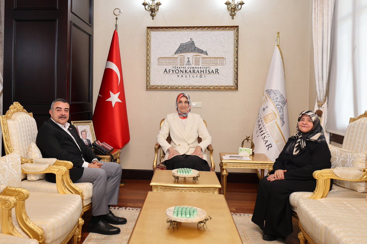 Afyonkarahisar Valisi Yiğitbaşı, MHP MYK Üyesi Korkmaz Ailesini Makamında Ağırladı