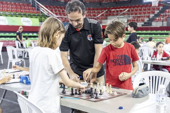 Karşıyaka'da Satranç Turnuvası Tamamlandı: 220 Sporcu Boy Gösterdi