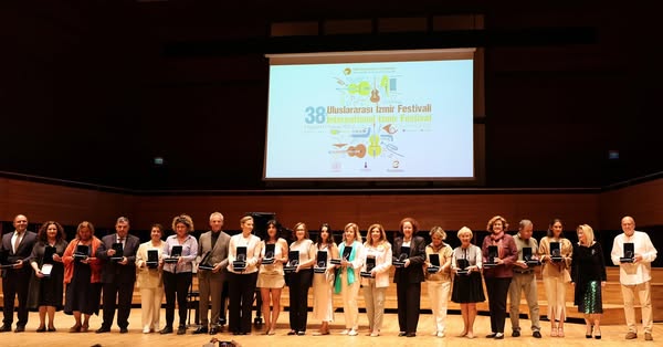 İzmir Festivali Açılışında İzmir Ticaret Odası'na Plaket
