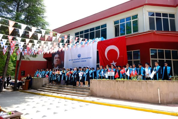 Dinar Belediyesi Başkanı Topçu, AKÜ Mezuniyet Törenine Katıldı