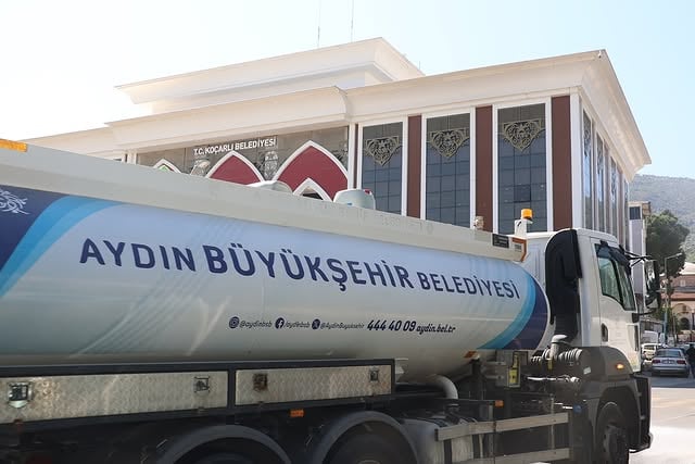 Koçarlı Caddeleri Bayram Öncesi Yıkanarak Temizlendi