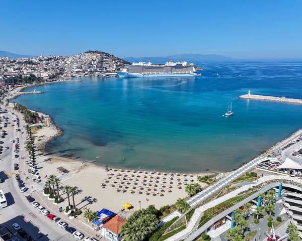 Kuşadası Marina Plajı Bayram Öncesi Hazırlıklarla Tatilcileri Bekliyor