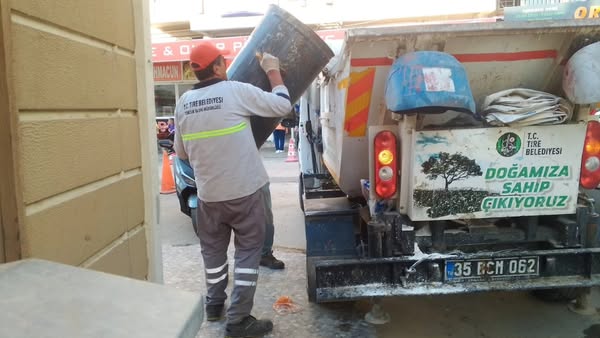 Tire Belediyesi Bayram Temizlik Çalışmalarını Yoğunlaştırdı