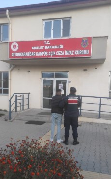 Afyonkarahisar'da Aranan Şahıs Jandarma Operasyonuyla Yakalandı