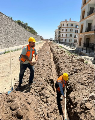 GÖKÇE TOKİ’DE DOĞALGAZ ÇALIŞMALARI BAŞLADI. AKSA EKİPLERİ İLK KAZMAYI VURDU