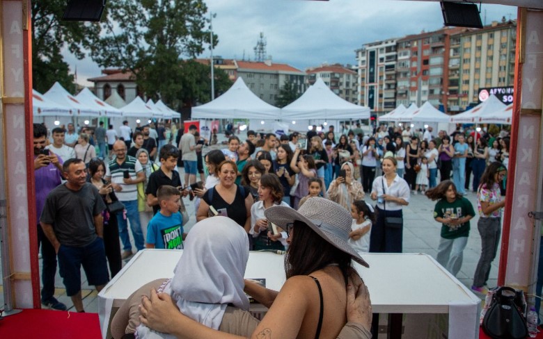 AFYONKARAHİSAR'DA SAHAF ŞENLİĞİYLE EDEBİYAT RÜZGARI ESTİ