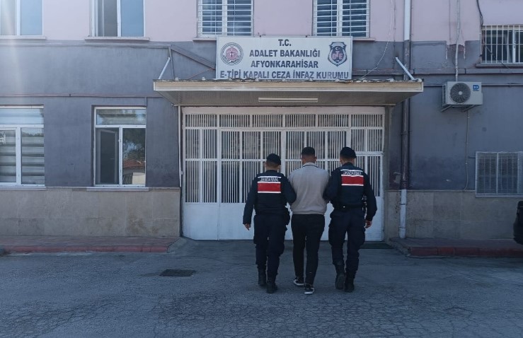 Afyonkarahisar’da Jandarmadan Uyuşturucu Operasyonu: 8 Bin 757 Hap Ele Geçirildi