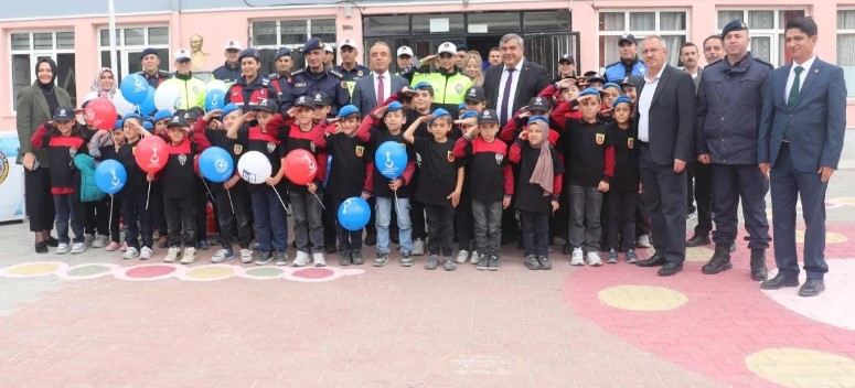 Vali Ana  Yiğitbaşından Çocukları Sevindiren Hediye Minik Öğrencilere Jandarma ve Polis Üniformaları Dağıtıldı