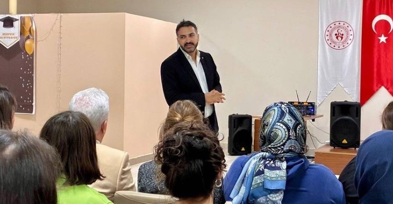 (AFSÜ) Başhekimi Doç. Dr. Aydın Balcı, Bacım Sultan Yurdu’nda kalan üniversite öğrencileriyle bir araya geldi.