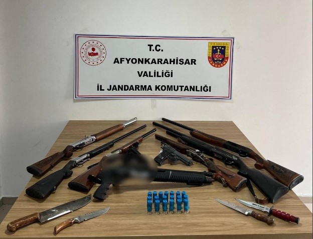 Afyonkarahisar’da Jandarmadan Ruhsatsız Silah Operasyonu