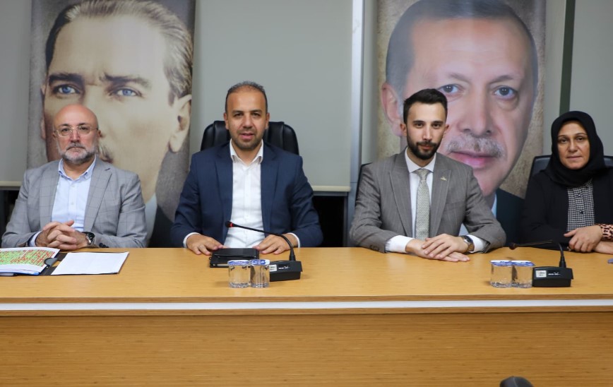 GÜLTEKİN, AK PARTİ AFYON'DA BAŞARILI İSİMLERE GÜMÜŞ ROZET TAKDİM ETTİ