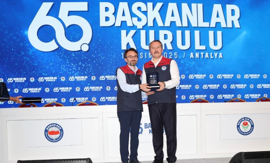 GENEL BAŞKAN ALİ YALÇIN’DAN EĞİTİM BİR SEN AFYONKARAHİSAR 1 NOLU ŞUBEYE “BAŞARI PLAKETİ”