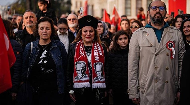 Türkiye Atatürk’ü Anıyor: Yurt Genelinde Duygu Dolu Anlar Yaşandı!