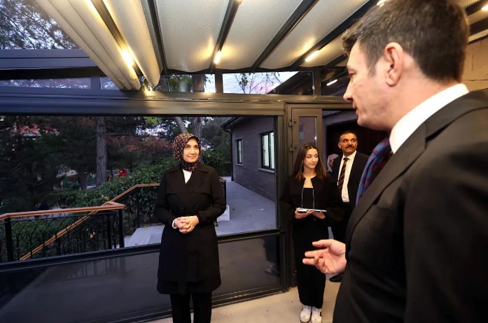 Afyonkarahisar Valisi Doç. Dr. Kübra Güran Yiğitbaşı, Valilik bahçesinde yapımı tamamlanmak üzere olan kafede incelemelerde bulundu.