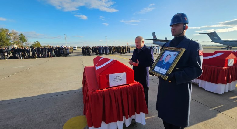 Millet Vekili Taytak 20 kahraman askerimiz için Ankara Mürted Komutanlığında düzenlenen törene katıldı.