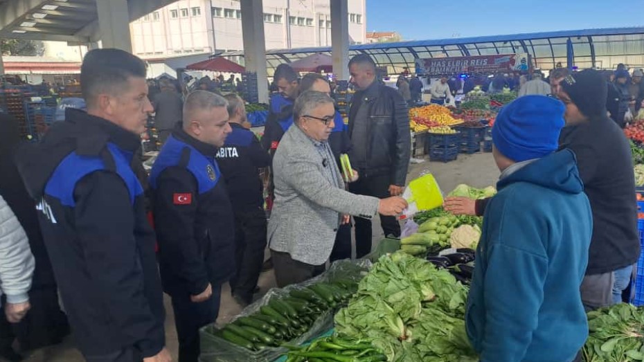 BAŞKAN ÖZAŞKIN PAZARCI ESNAFINA FİYAT ETİKETLERİ DAĞITTI