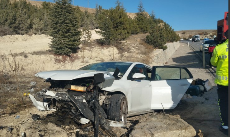 Virajı Alamayan Araç Kaza Yaptı: 3 Kişi Yaralandı