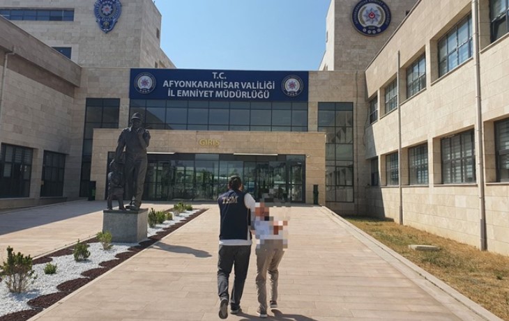 Afyonkarahisar’da Aranan Şahıs Yurt Dışına Kaçmaya Çalışırken Yakalandı