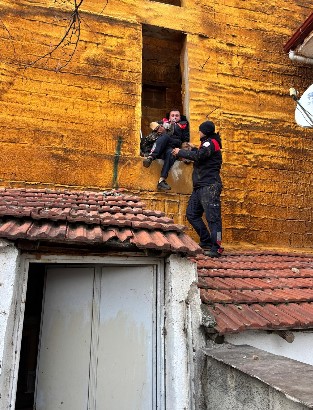 ÇATIYA KAÇAN HİNDİYİ İTFAİYE EKİPLERİNCE KURTARILDI.