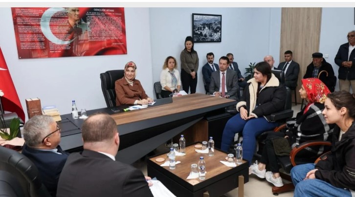 Afyonkarahisar'ın Devlet Anası Doç. Dr. Kübra Güran Yiğitbaşı, Şuhut ilçesinde gerçekleştirilen Halk Günü Toplantısı kapsamında vatandaşlarla bir araya geldi.