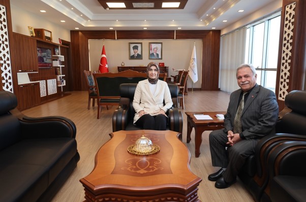 Eğitimci Yarar Ahmet Hidayet ŞAHİNTEPE, Afyonkarahisar  Valisi  Doç. Dr. Kübra Güran Yiğitbaşını makamında  ziyaret  etti.