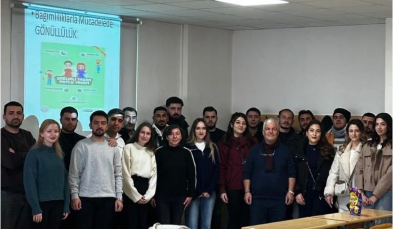 Afyonkarahisar Kocatepe Üniversitesi İBBF’ de son sınıf öğrencilerine bağımlılıklarla mücadele gönüllüğünü anlatıldı.