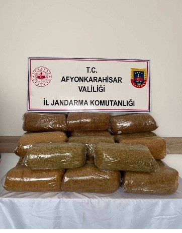 Afyonkarahisar’da Jandarmadan Kaçak Tütün Operasyonu Yol Kontrolünde 120 Kilogram Bandrolsüz Kıyılmış Kaçak Tütün Ele Geçirildi