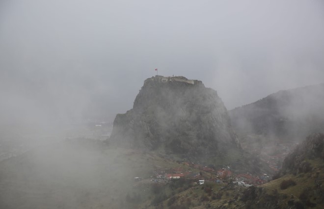 Masal diyarlarından çıkmış gibi… Sisler içinde Karahisar Kalesi