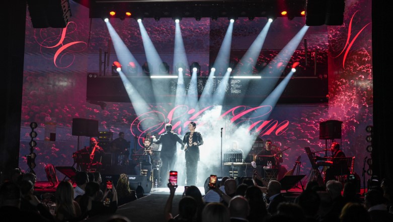 SİBEL CAN, ZARAFETİYLE GÖZ KAMAŞTIRDI!