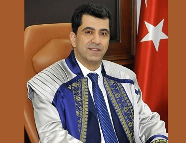 REKTÖR HASTA KILIĞINDA GİTTİ, “HASTA BAKMIYORUZ” DENİLDİ: DİŞ POLİKLİNİĞİ AYNI GÜN KAPATILDI