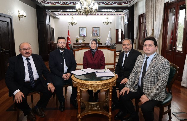 AFYONKARAHİSAR – Bolvadin’in akademik ve ekonomik çehresini değiştirecek dev yatırımda mutlu sona ulaşıldı.