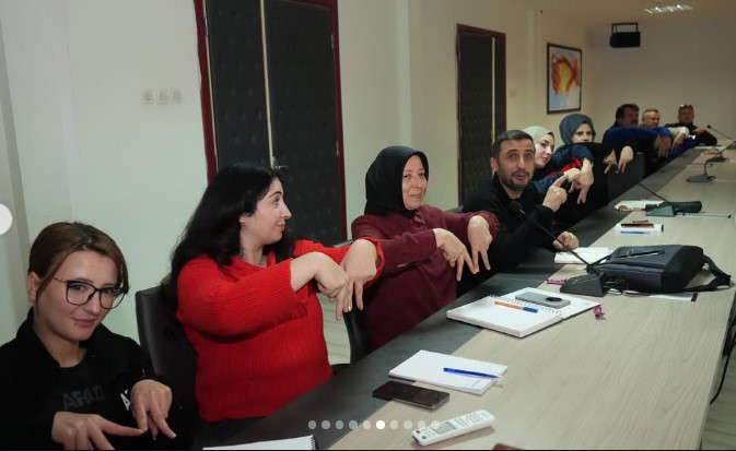 AFYONKARAHİSAR AFAD’DAN İŞİTME ENGELLİLERE YÖNELİK ÖNEMLİ ADIM