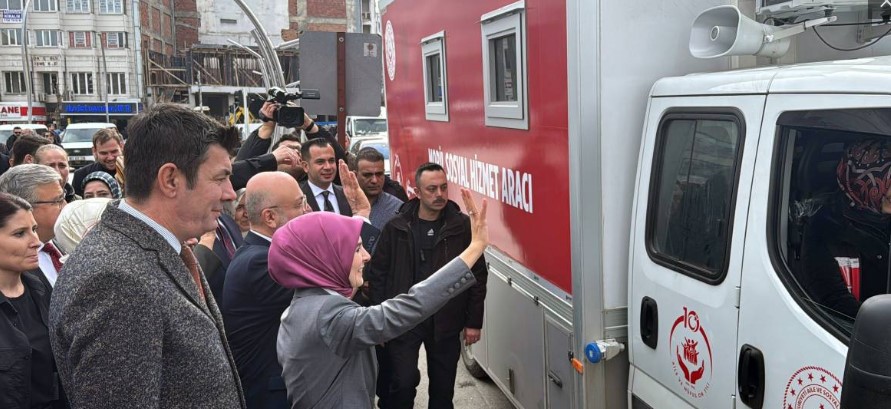 BAKAN GÖKTAŞ, MOBİL SOSYAL HİZMET ARACINI ZİYARET ETTİ