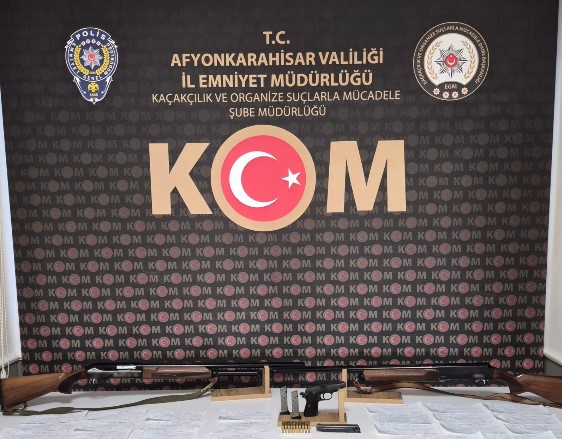 Afyonkarahisar’da Tefecilik Operasyonu: Ruhsatsız Silah ve Senetler Ele Geçirildi