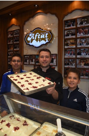 Afyonkarahisar'da ramazan ayında başta güllaç olmak üzere ekmek kadayıfı, kabak tatlısı,  revani ve baklava damakları şenlendiriyor.
