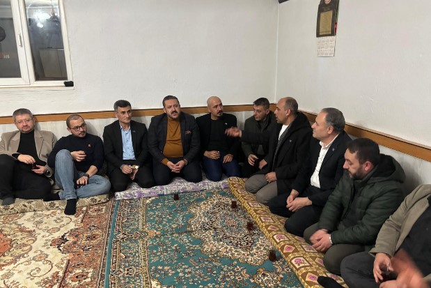 Başkan Üzeyir Aladağ  Kocaöz Belde Başkanlığı görevine atanan Burak Çöygün’e mazbatasını taktim etti.