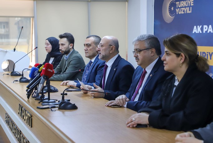 AK Parti Afyonkarahisar İl Başkanlığı’nda 28 Şubat “postmodern” darbesinin 29. yıl dönümü dolayısıyla basın açıklaması düzenlendi.